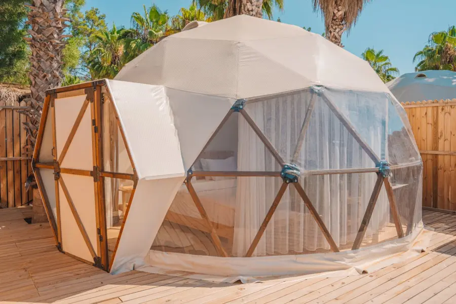Dal glamping ai villaggi vacanza: il ritorno delle costruzioni modulari nel turismo italiano