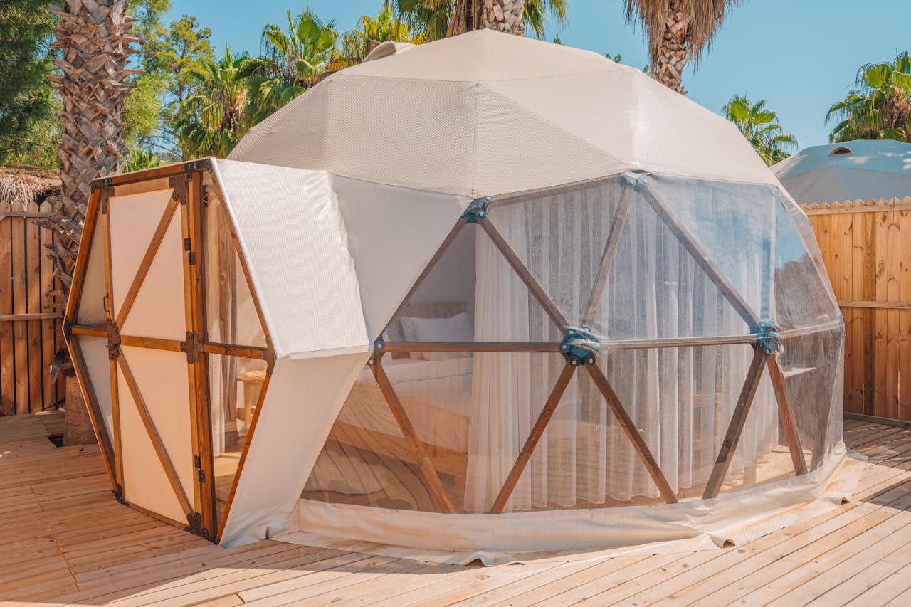 Dal glamping ai villaggi vacanza: il ritorno delle costruzioni modulari nel turismo italiano