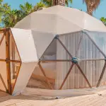 Dal glamping ai villaggi vacanza: il ritorno delle costruzioni modulari nel turismo italiano