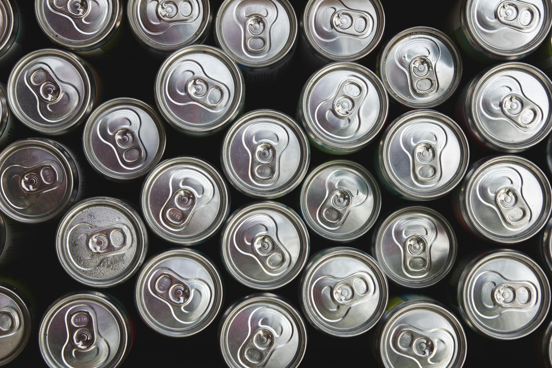 Movida a Milano, dal 1° giugno stop a vetro e lattine in 12 aree