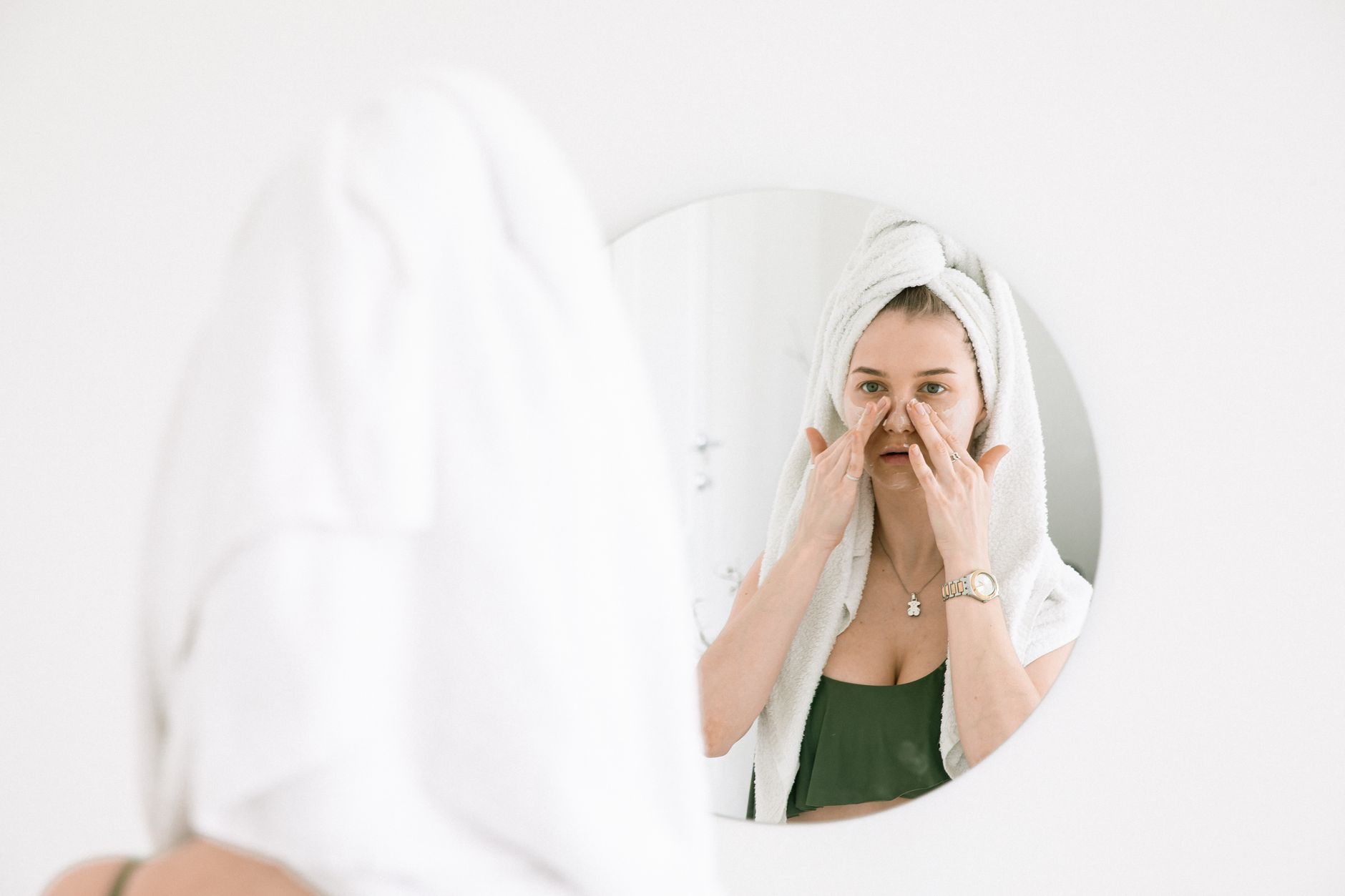 Cosmeticorexia tra i giovani, l’allarme da Milano su pelle e social